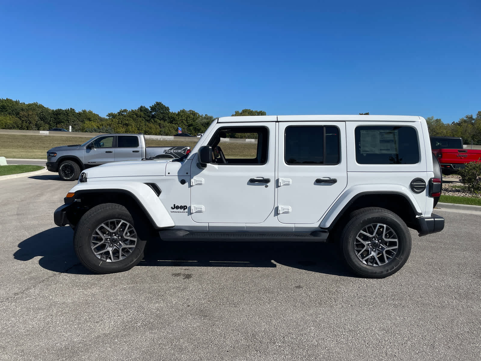 2025 Jeep Wrangler Sahara photo 4