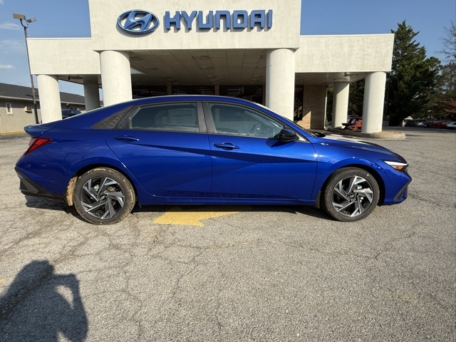 2025 Hyundai Elantra SEL Sport photo 2