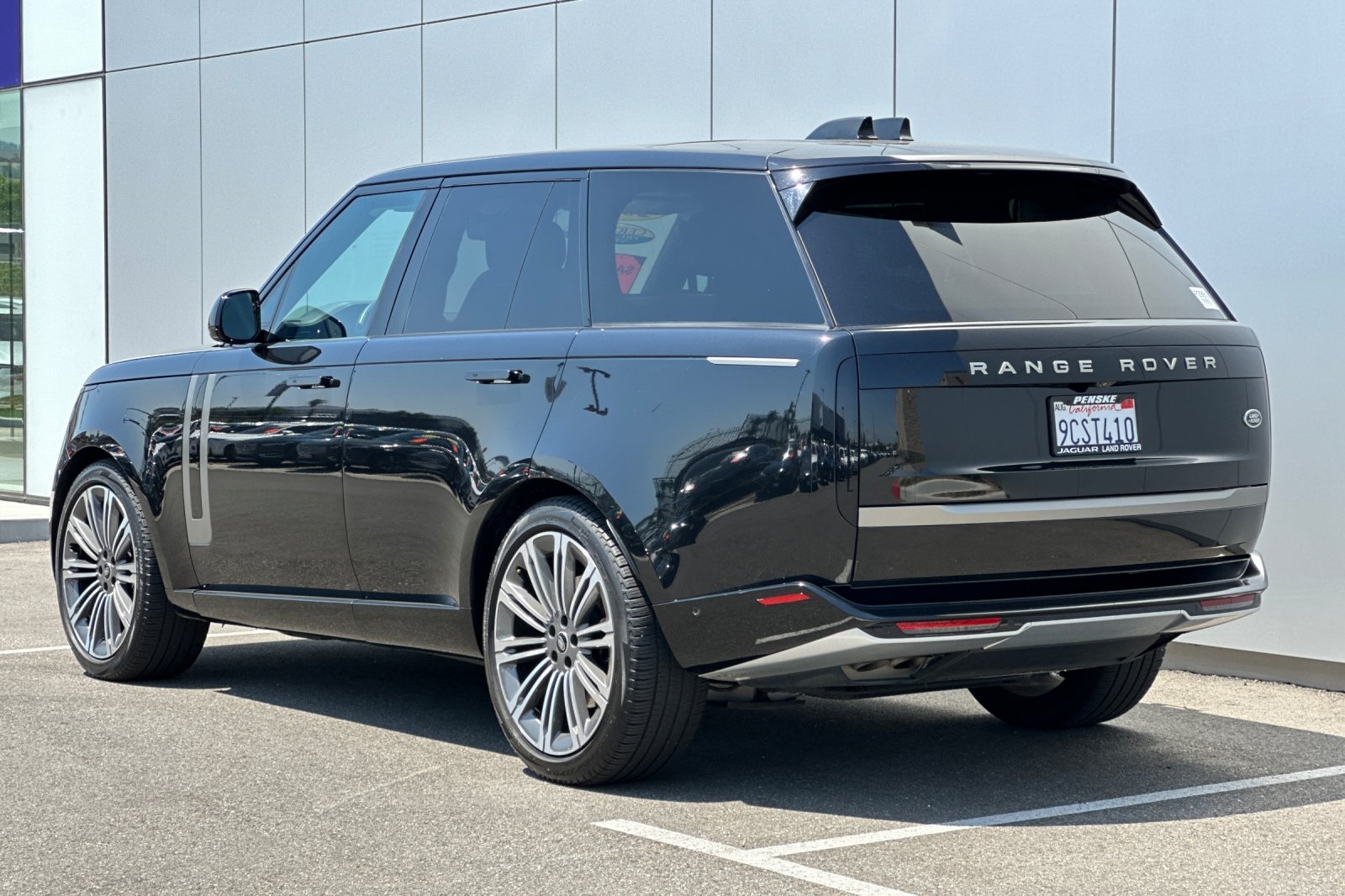 2023 Land Rover Range Rover SE photo 4