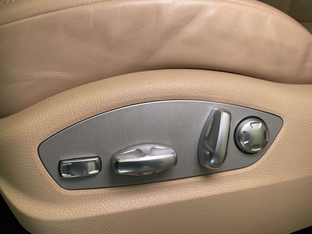 2024 Porsche Macan T photo 10