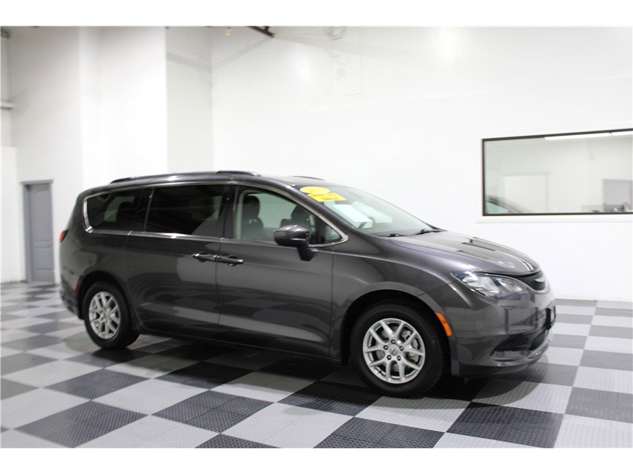 2021 Chrysler Voyager's photo