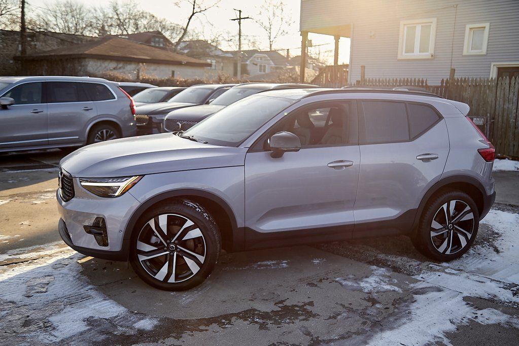2026 VOLVO XC40 - Image 2