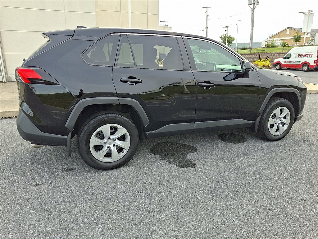 2023 Toyota RAV4 LE photo 6