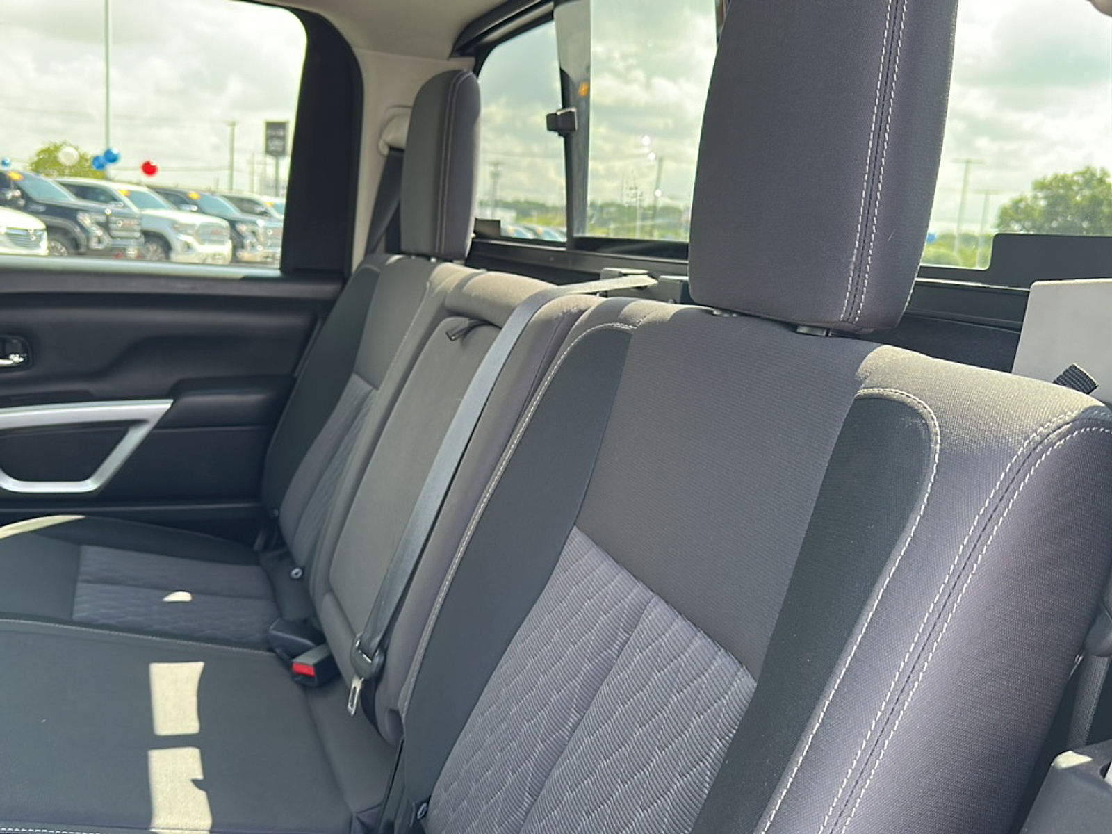 2022 Nissan Titan Crew Cab SV photo 5