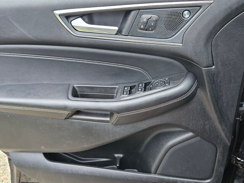 2023 Ford Edge Titanium photo 28