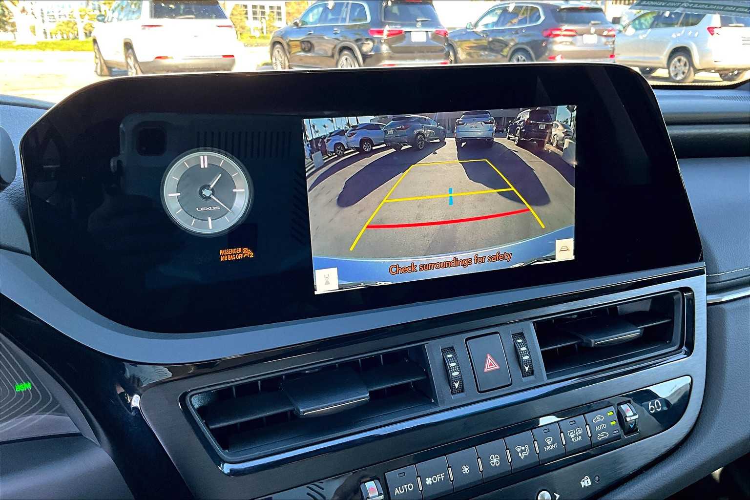 2025 Lexus ES 300h photo 24