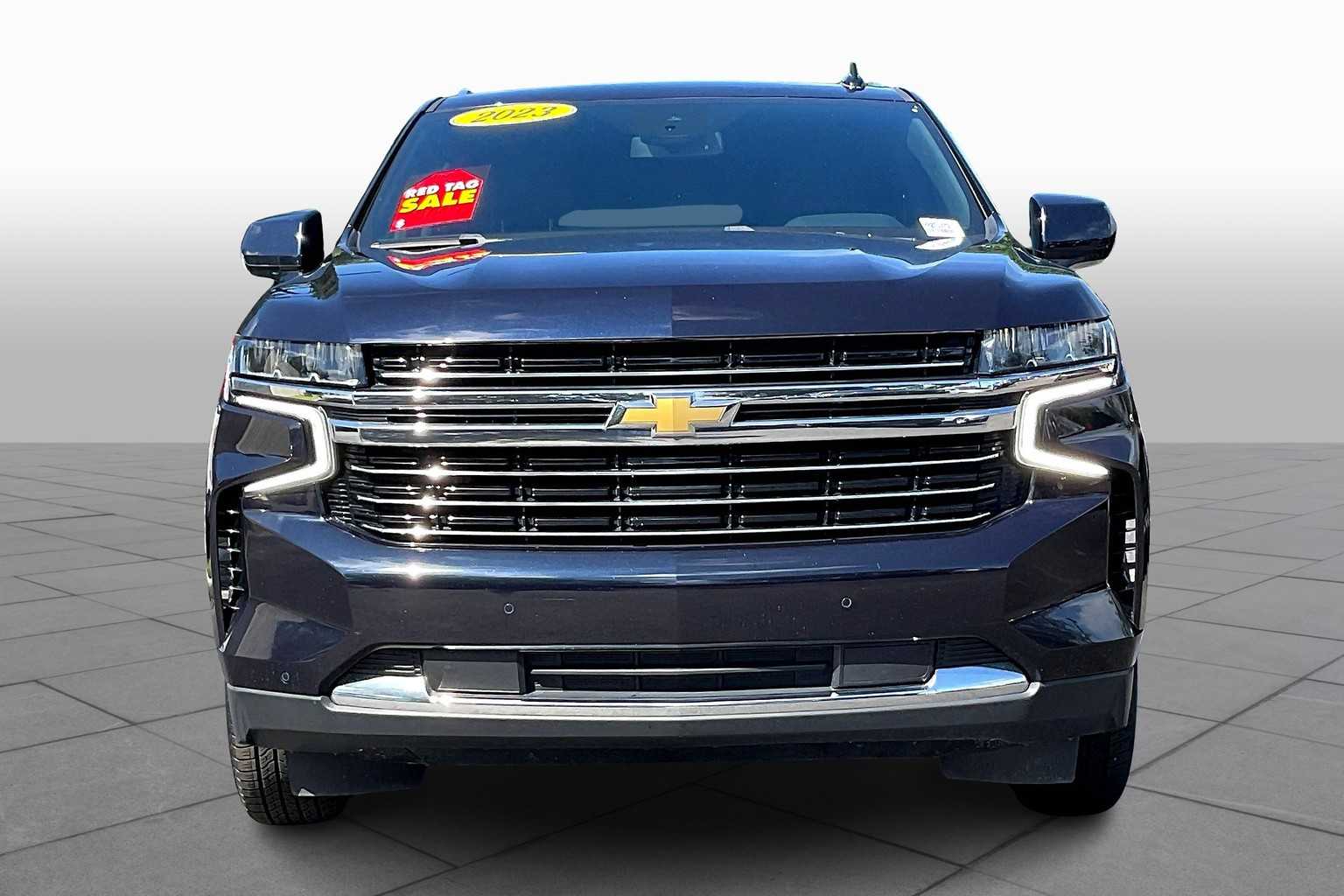 2023 Chevrolet Suburban LT photo 3