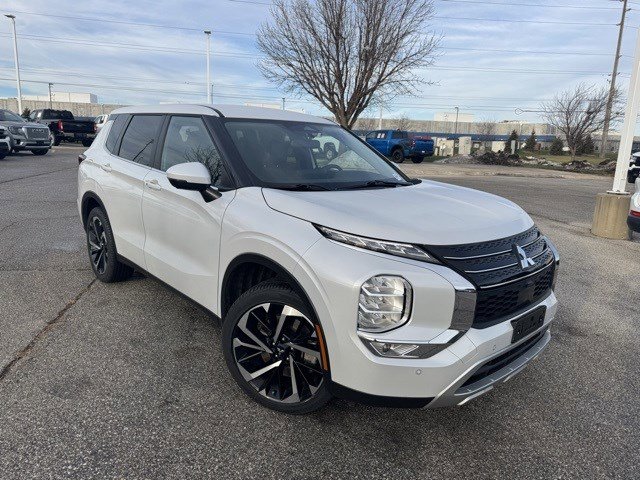 2024 Mitsubishi Outlander SE's photo