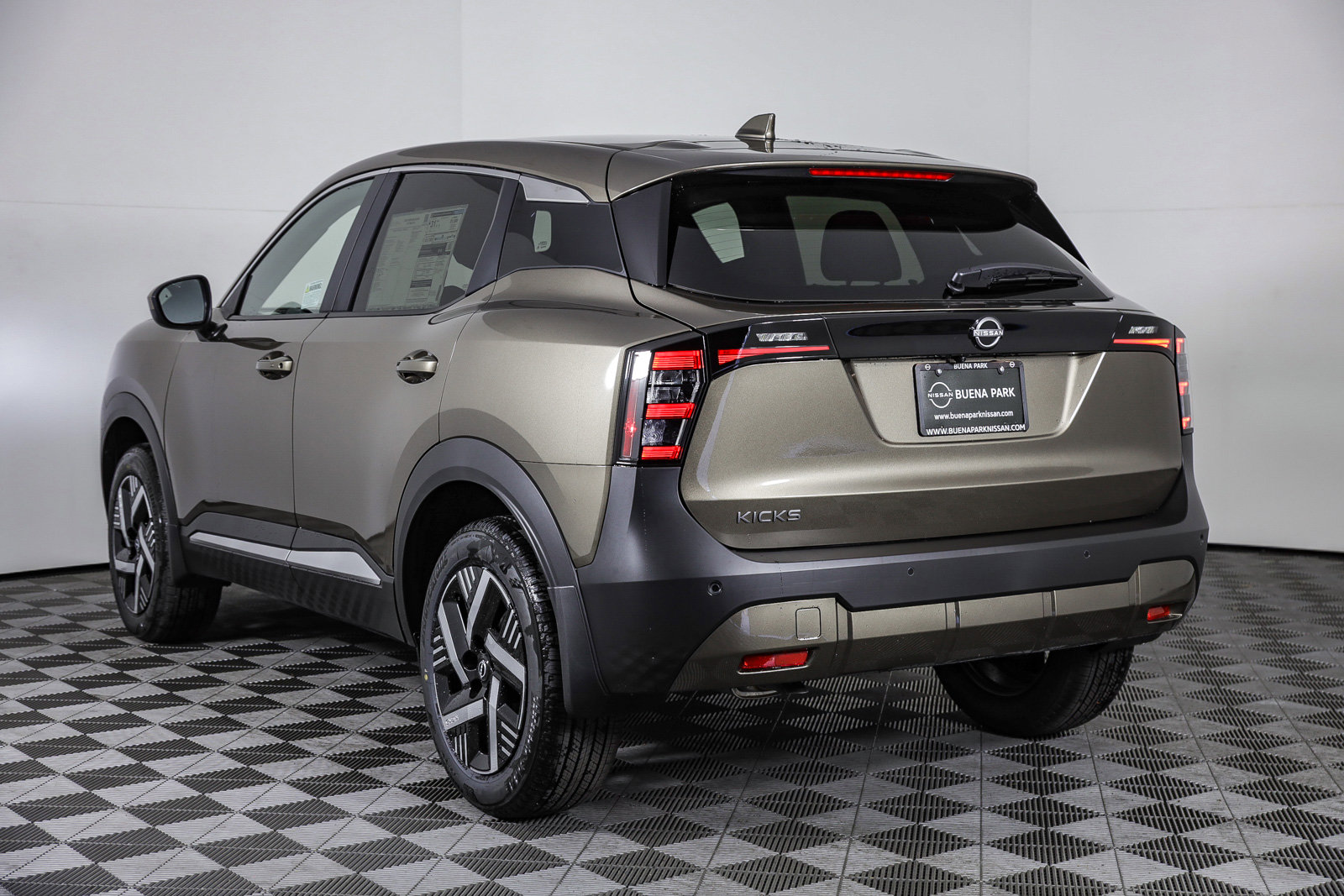 2025 Nissan Kicks SV photo 4