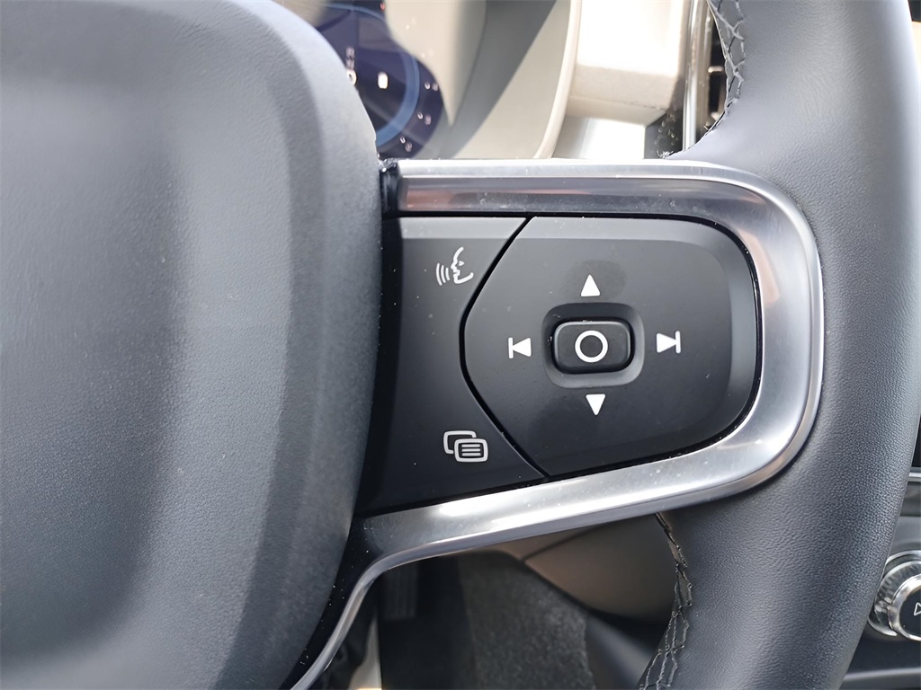 2025 Volvo XC40 Core photo 20