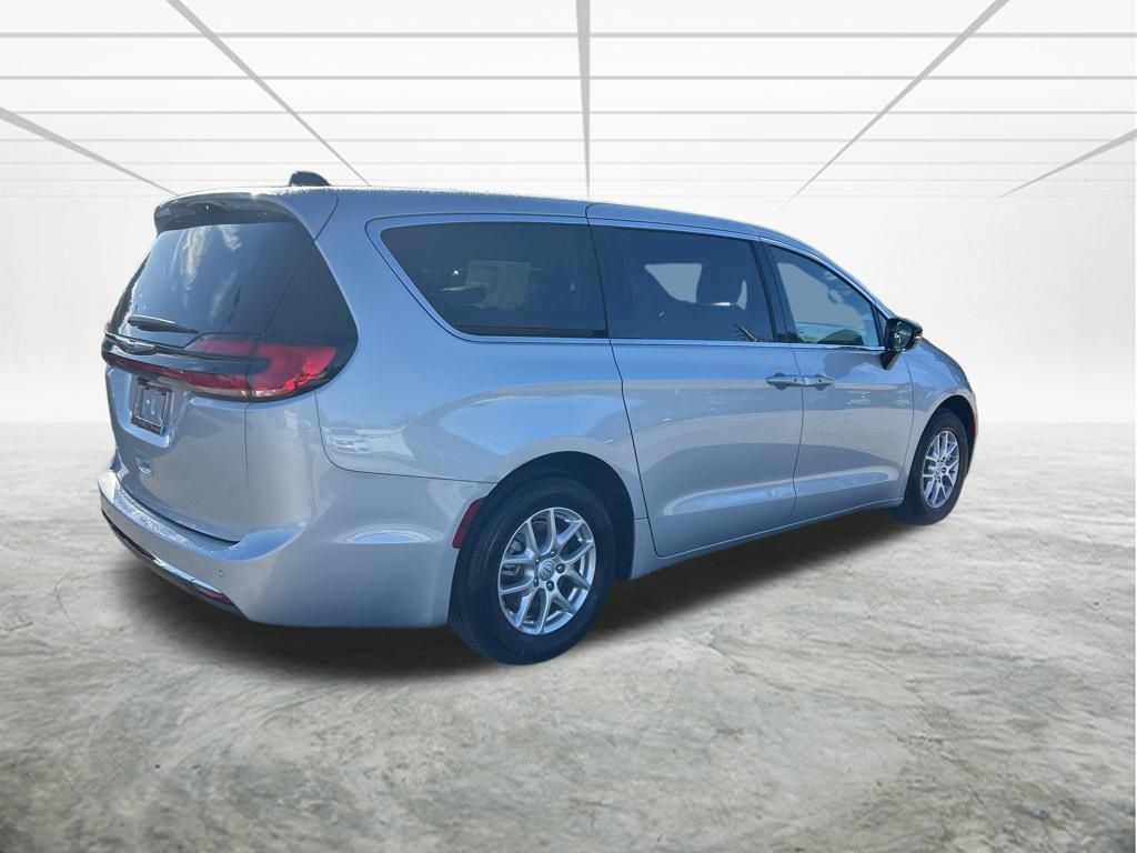 2026 Chrysler Pacifica photo 3