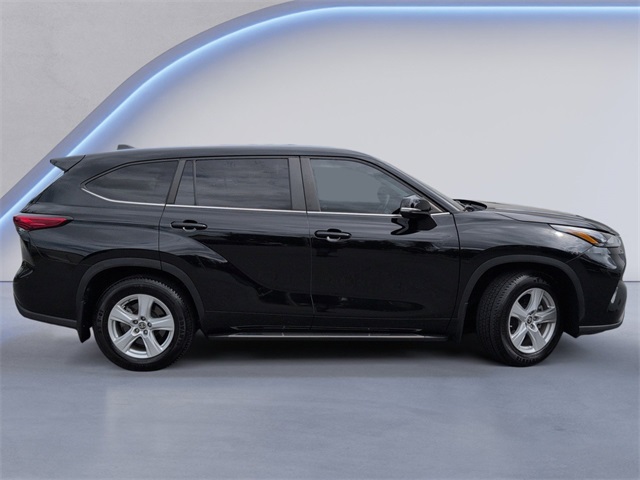 2023 Toyota Highlander L photo 3