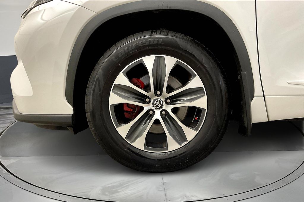 2022 Toyota Highlander XLE photo 9