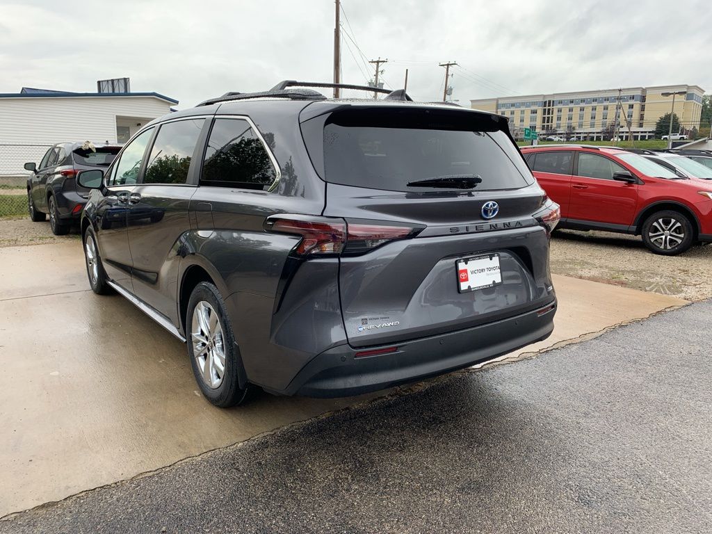 2025 Toyota Sienna XLE photo 2
