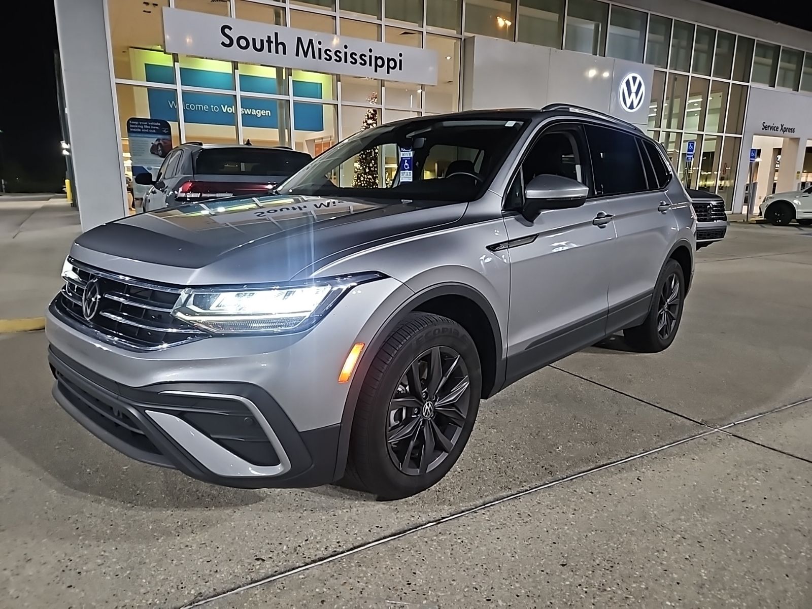 2023 Volkswagen Tiguan SE's photo