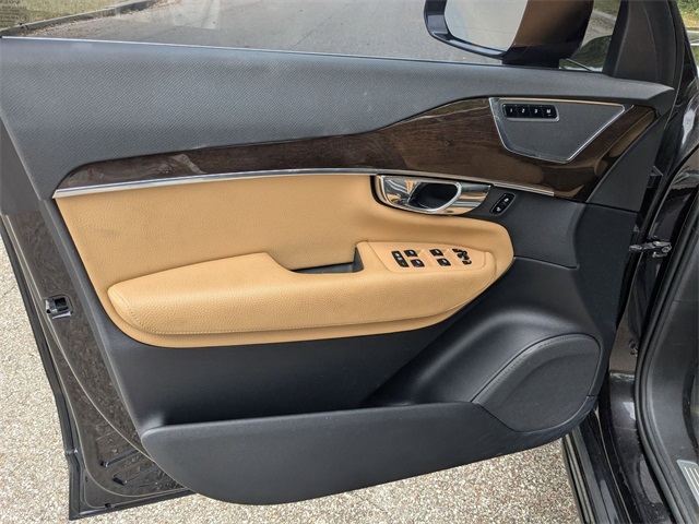 2016 Volvo XC90 T6 Momentum photo 19