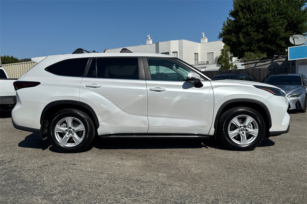2024 Toyota Highlander LE photo 3