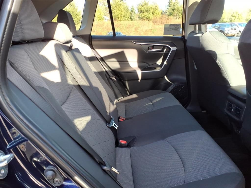 2025 Toyota RAV4 XLE photo 4