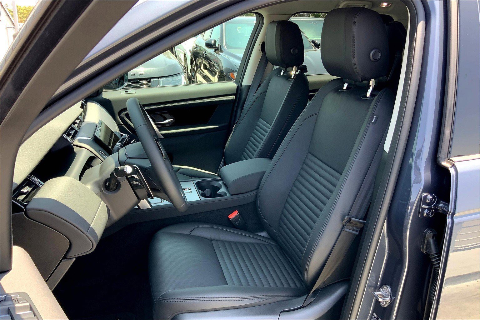 2025 Land Rover Discovery Sport S photo 4