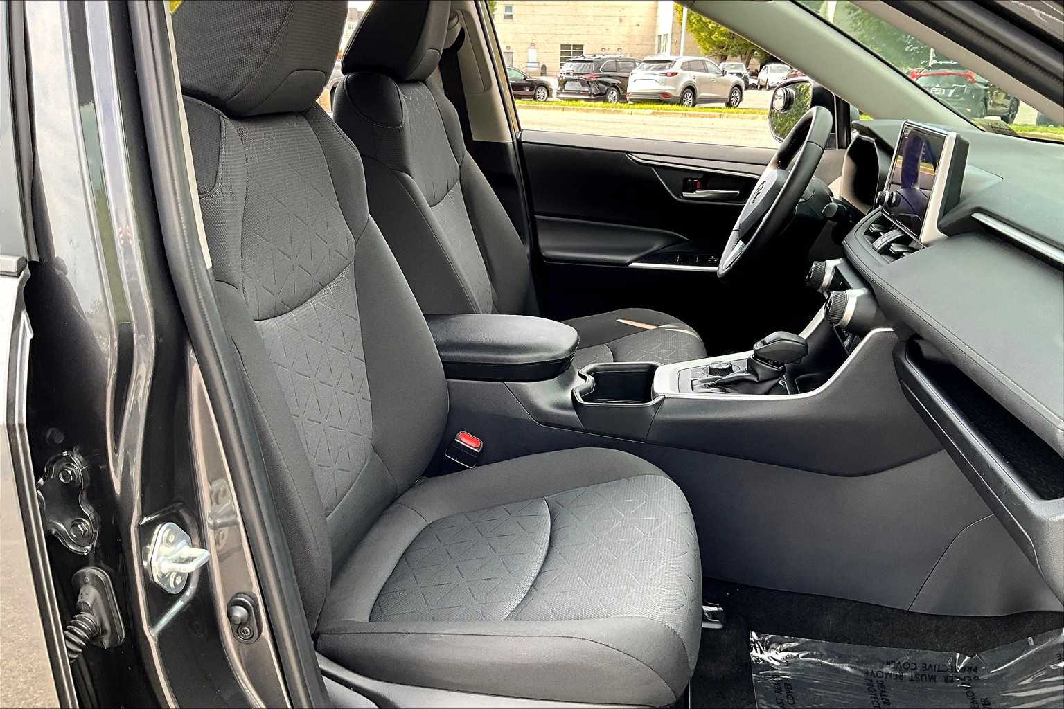 2024 Toyota RAV4 Hybrid XLE photo 8