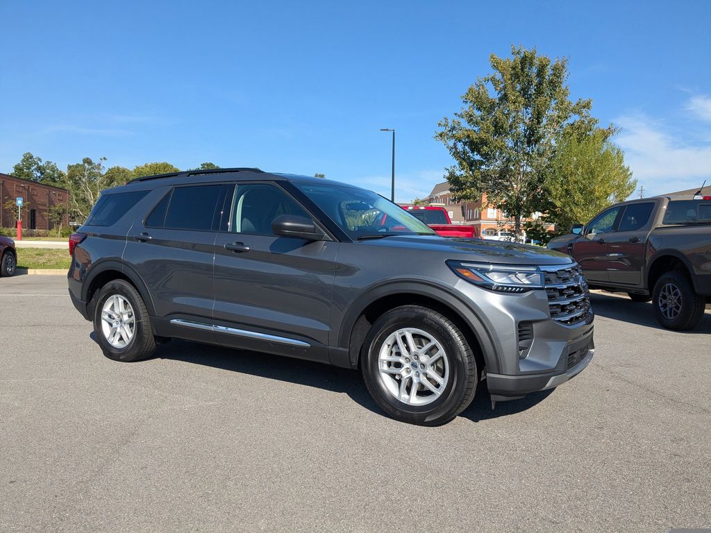 2025 Ford Explorer photo 2