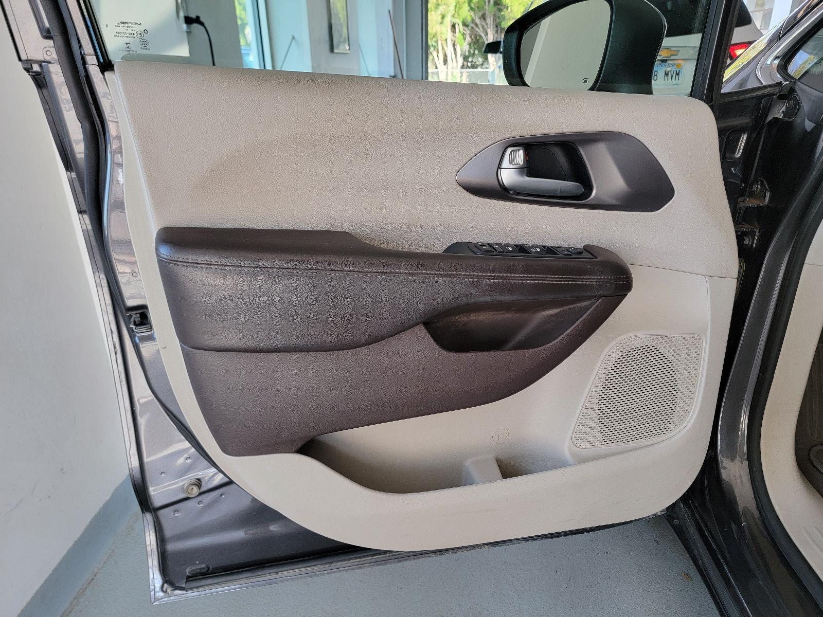 2017 Chrysler Pacifica Touring Plus photo 11