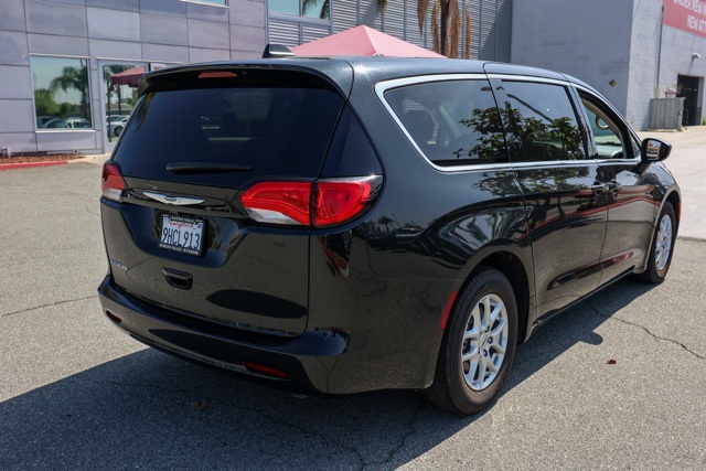 2023 Chrysler Voyager LX photo 3