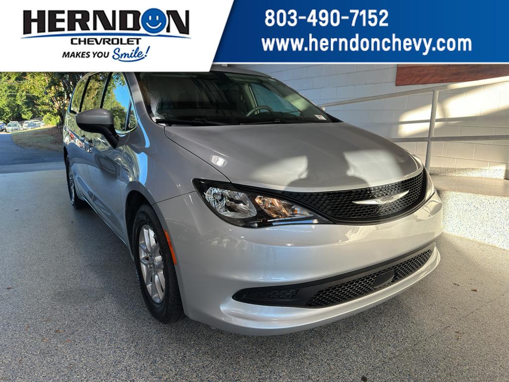 Pre-Owned 2022 Chrysler Voyager LX's photo