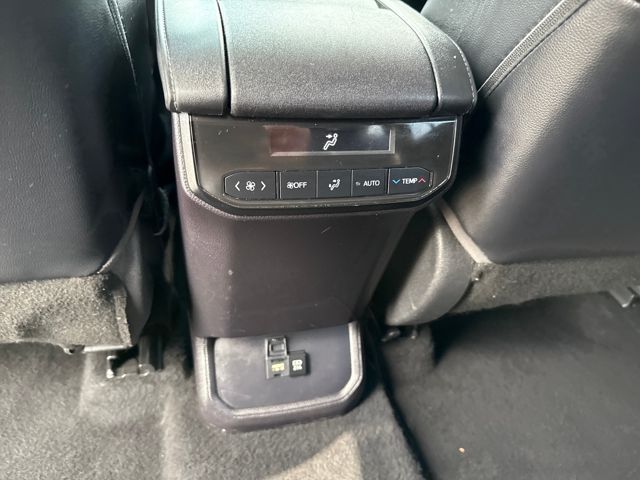 2021 Toyota Highlander XLE photo 19