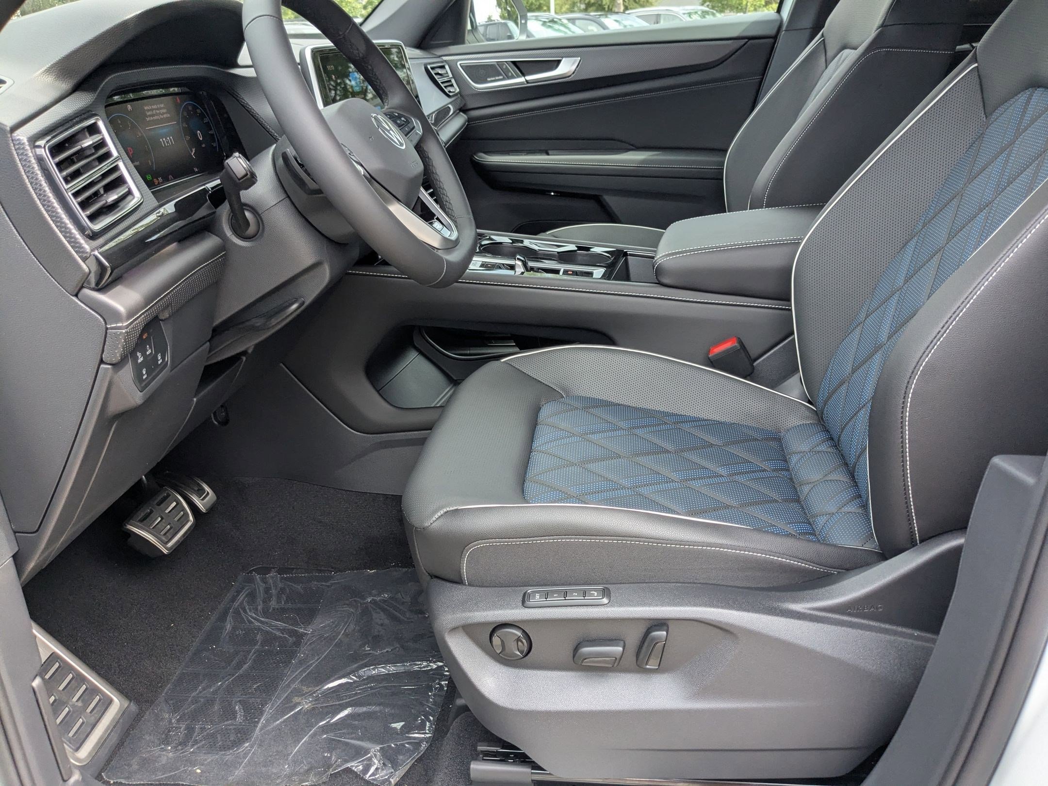 2026 Volkswagen Atlas Cross Sport SEL Premium R-Line photo 3