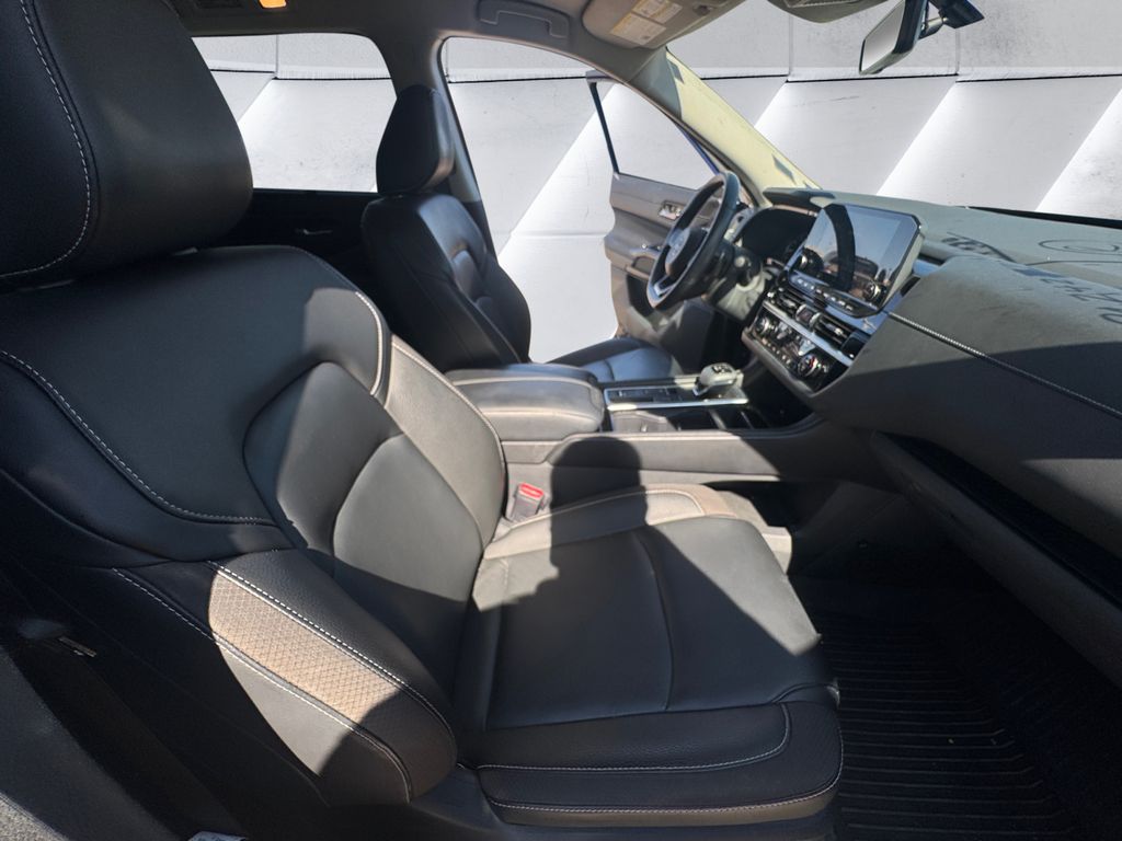 2023 Nissan Pathfinder SL photo 11