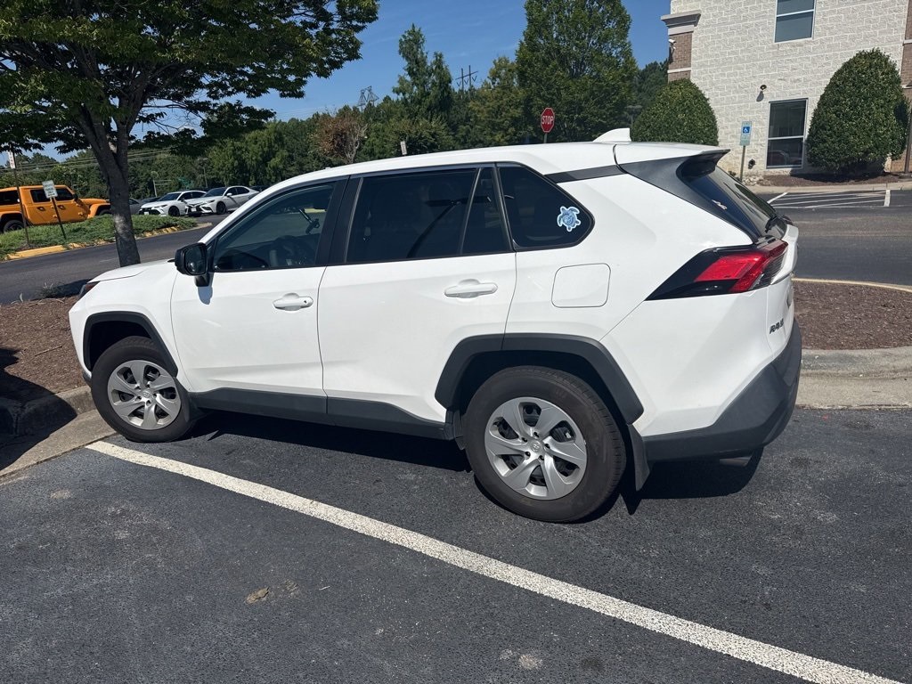 2022 Toyota RAV4 LE photo 4