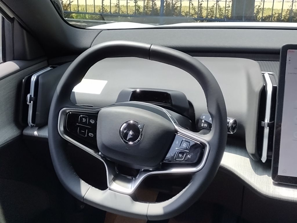 2025 VOLVO EX30 - Image 18