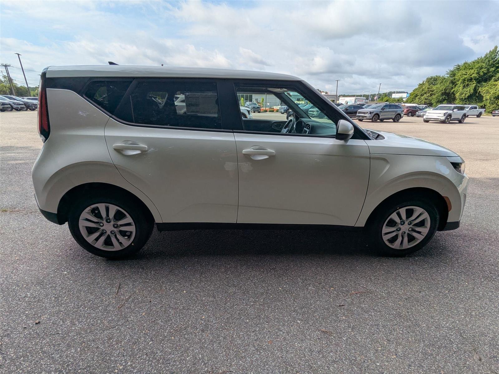 2025 Kia Soul LX photo 2