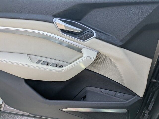 2022 Audi e-tron Premium Plus photo 25
