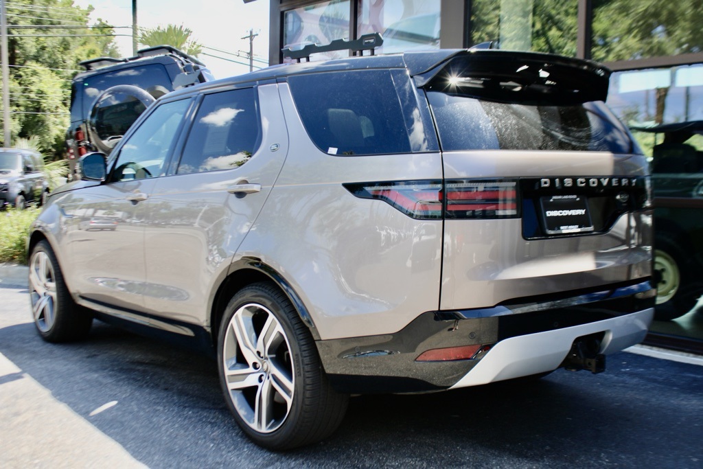 2023 Land Rover Discovery Metropolitan Edition photo 3