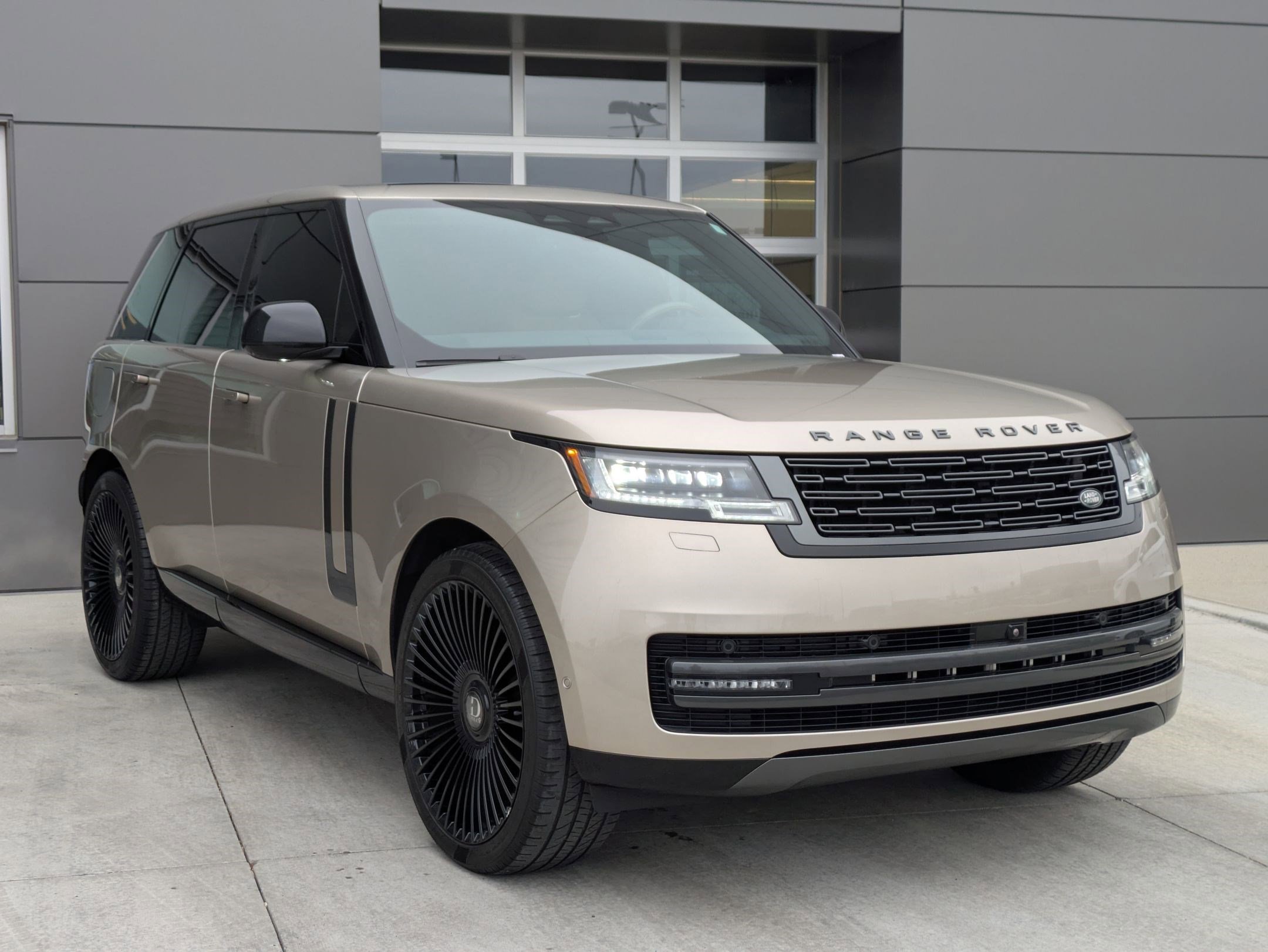 2024 Land Rover Range Rover SE photo 3