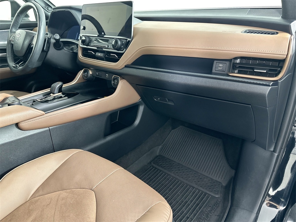 2024 Toyota Highlander Hybrid Platinum photo 28
