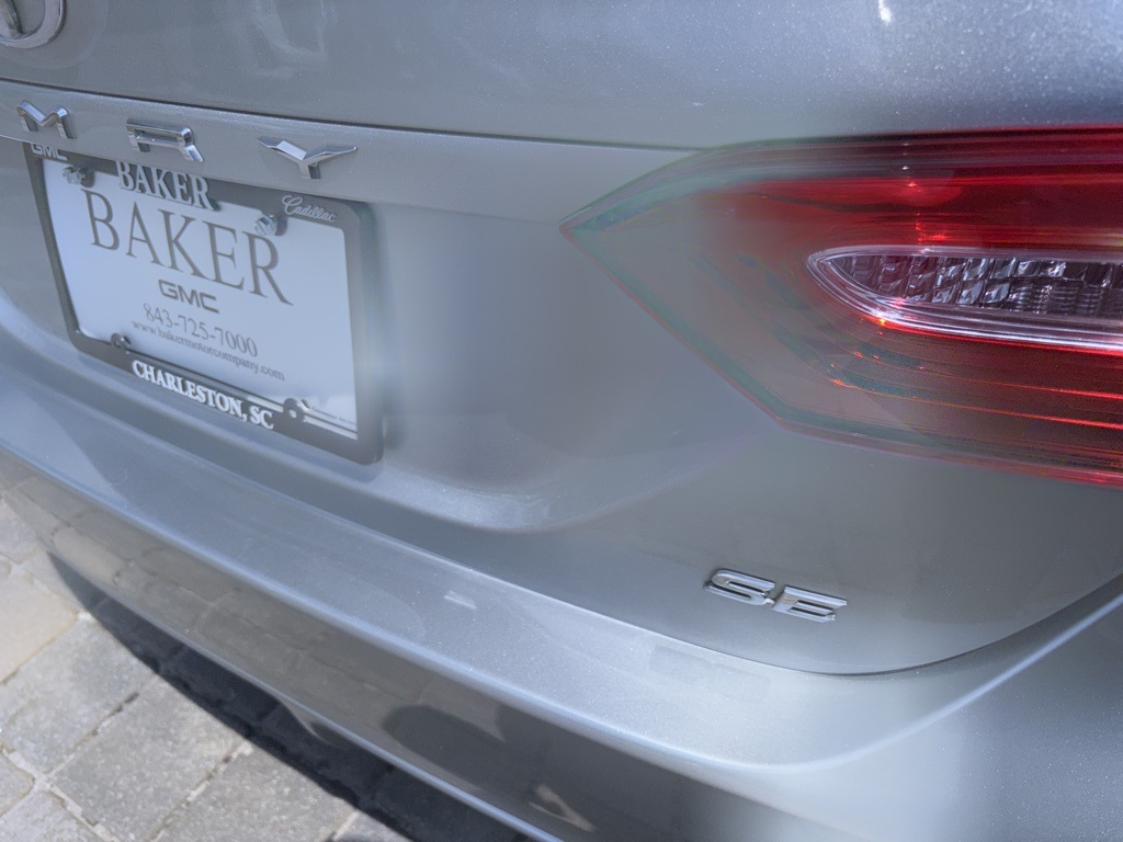 2020 Toyota Camry SE photo 7