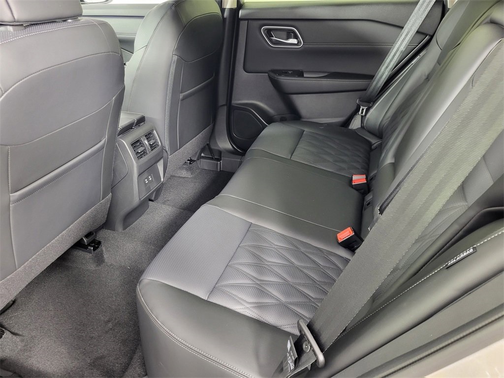 2025 Nissan Rogue Platinum photo 15