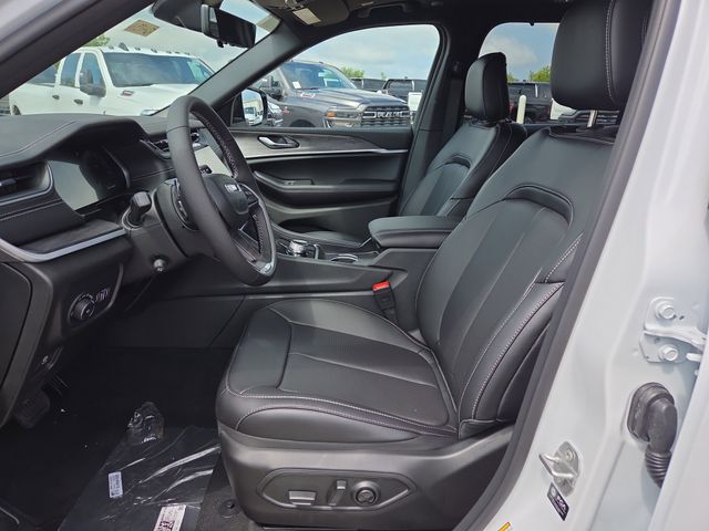 2025 Jeep Grand Cherokee Limited photo 3