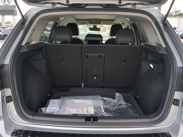 2025 Volkswagen Taos SE photo 4