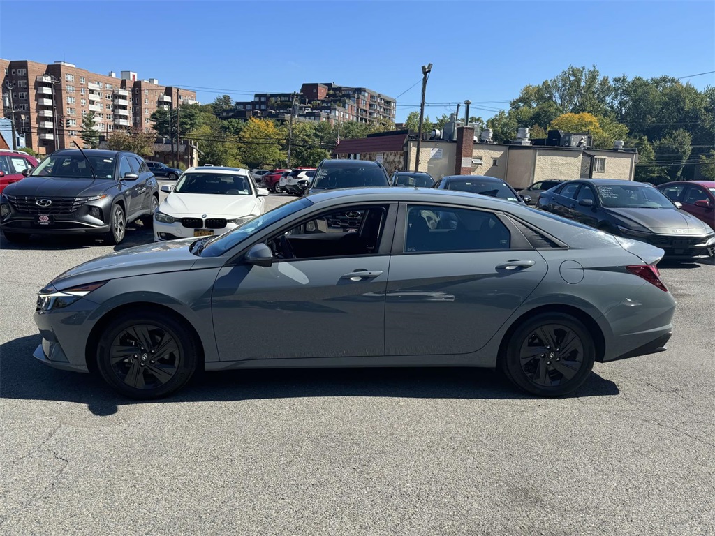 2023 Hyundai Elantra SEL photo 7