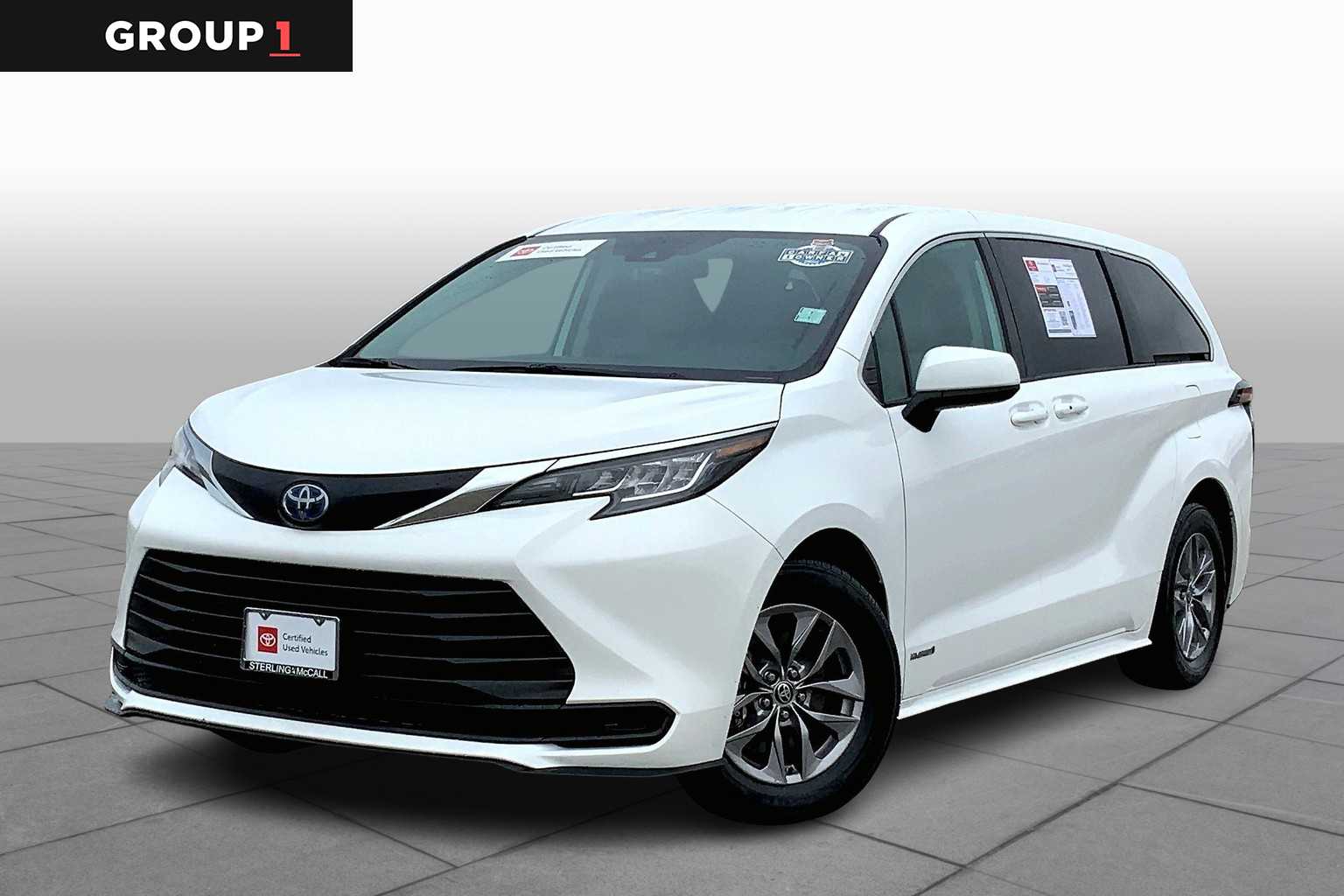 2021 Toyota Sienna LE's photo