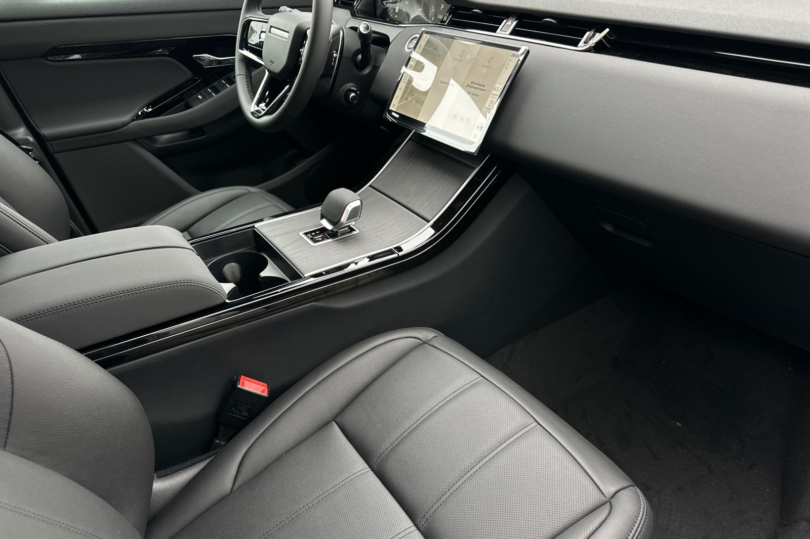 2026 Land Rover Range Rover Evoque Dynamic SE photo 17
