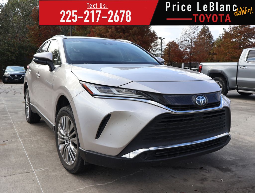 2022 Toyota Venza XLE's photo