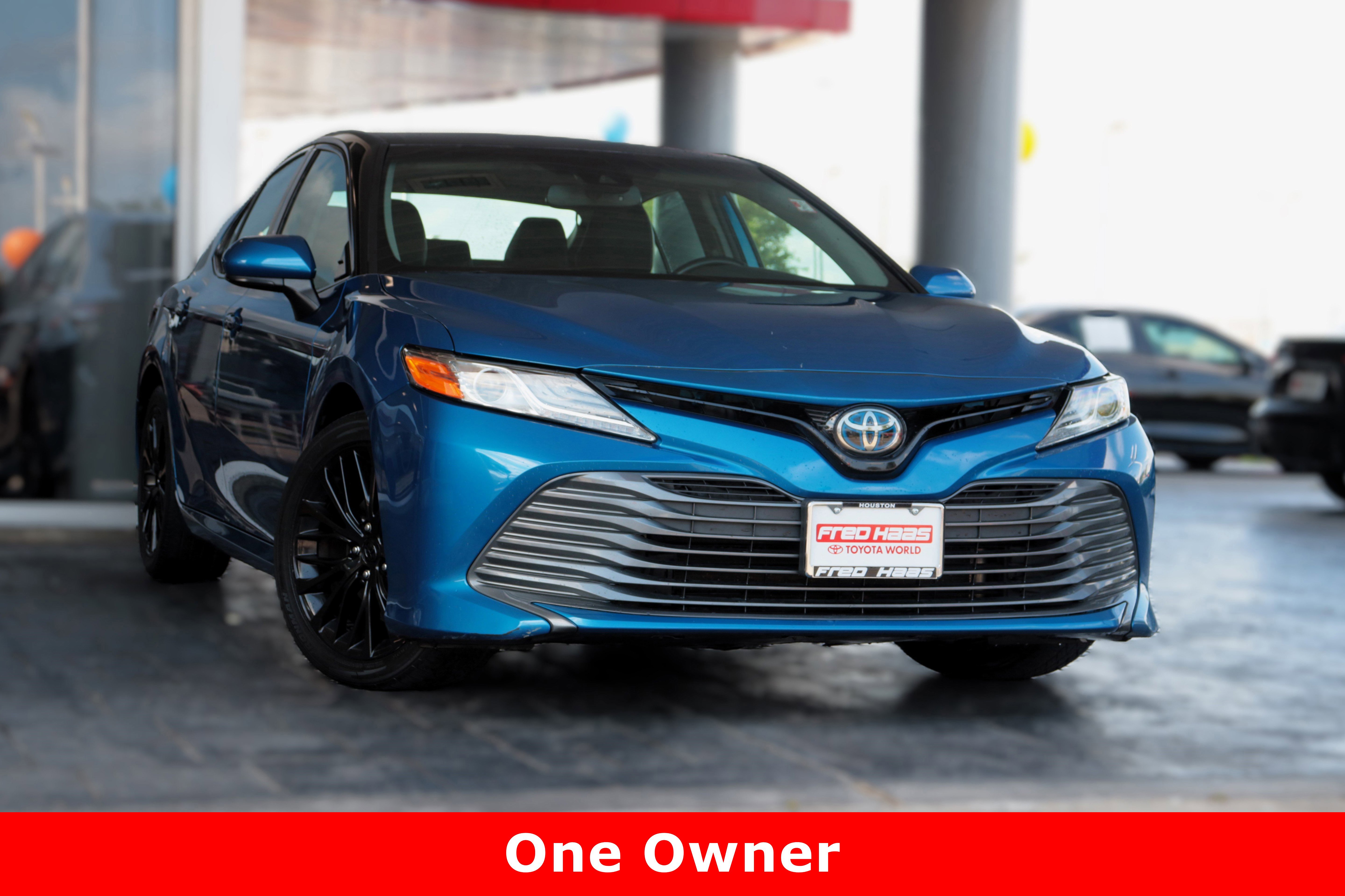2020 Toyota Camry Hybrid XLE photo 2
