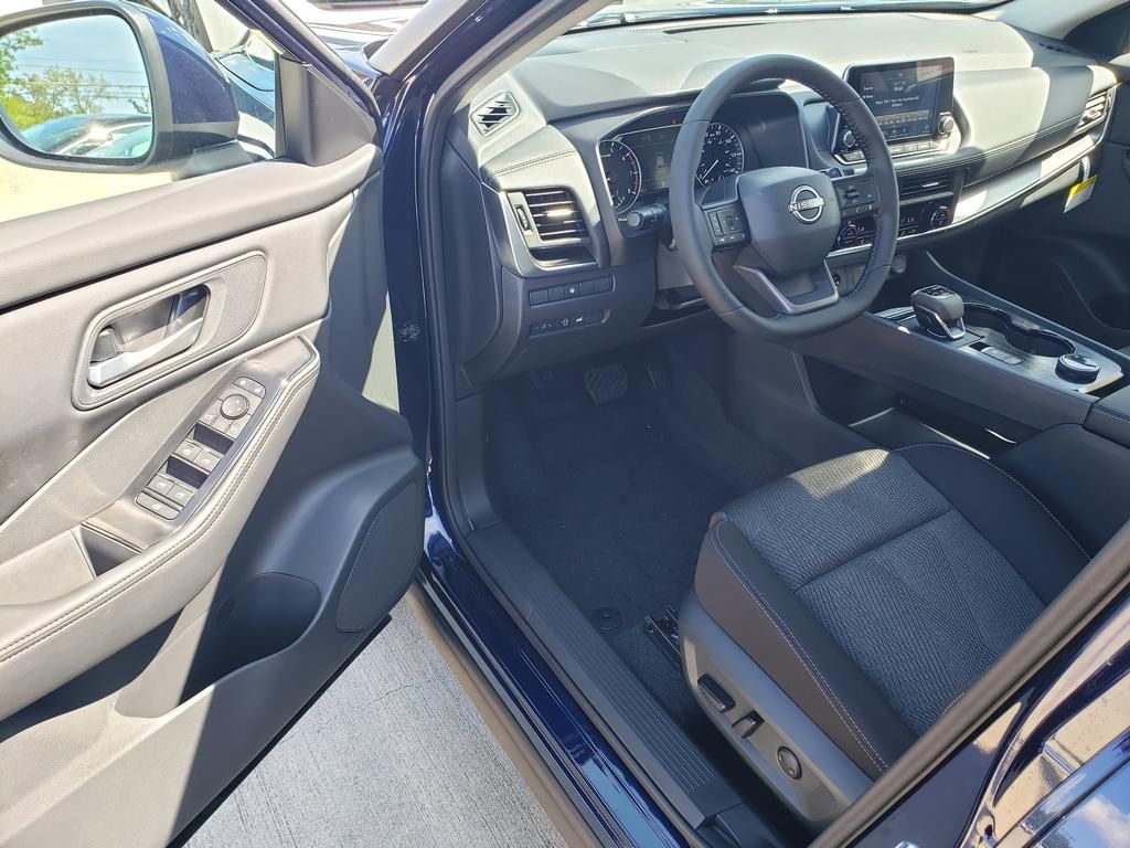 2026 Nissan Rogue SV photo 5