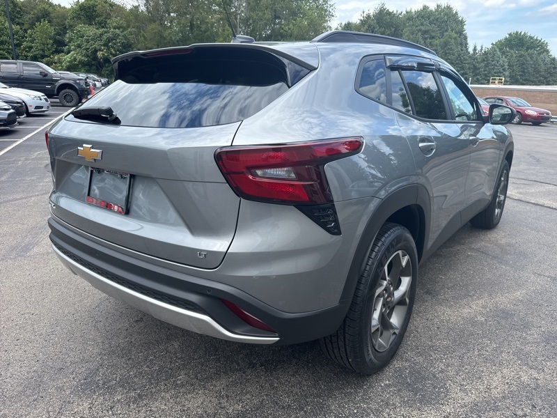 2024 Chevrolet Trax LT photo 3