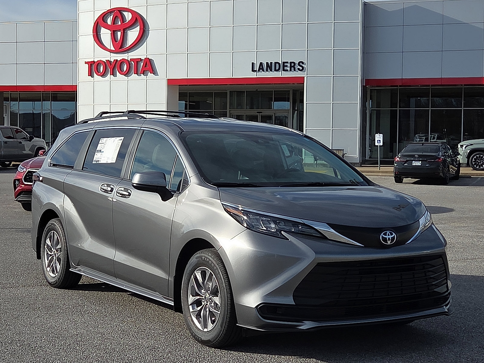 2026 Toyota Sienna LE's photo